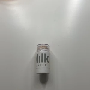 Milk bronzer  - Säljer ett ganska nytt milk bronzer stick i färgen baked. Fick ett nytt så tänkte sälja dethär.