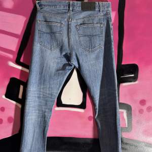 Skit hetsigs TOS jeans med distress för en skön look! Perfekta till hösten 🍂 med den speciella tvätten!! Dåliga bilder, skriv gärna om du har frågor! Mvh William 😄🤘
