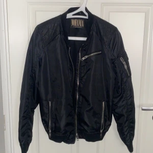 Bomberjacka - Bomberjacka med skinndetaljer från jofama. Oanvänd.