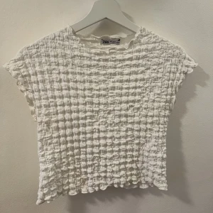 Zara topp - Superfin vit topp från zara i smock! Nyskick ❤️