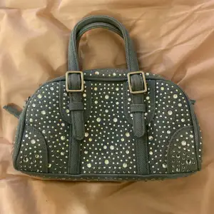 ✨💙Liten glitter handväska ifrån zara använt 2 gånger, inga defekter. Säljer pga ingen användning💙✨ säljs direkt för 500