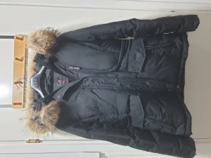 Chelsea Vinterjacka  - Den har två päls. En svart och en den som är på den i annonsen. Storleken är 42 men den är mindre i verkligheten. 