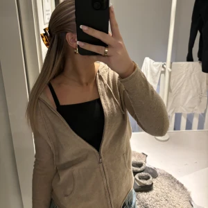 Soft goat liknande tröja  - Säljer denna jättefina kofta som påminner om de från soft goat, bra skick!! 💕🥰