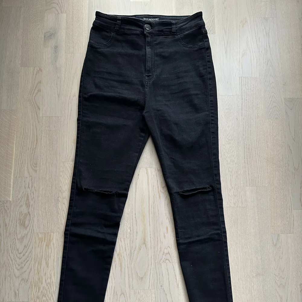 Fitjeans Contour - High Waist Lite mindre stretch så kan uppfattas som lite mindre i storleken. Dessa har hål vid knäna  Bra skick då jag knappt använt dem.  Inköpta för 1000kr. Jeans & Byxor.