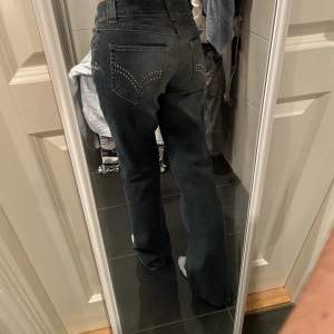 Cool lågmidjade jeans med strass🌟Nästintill nya!🤩Dem och bootcut! Hyfsat töjbara!