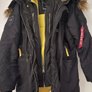 Alpha Jacka - Säljer min supersnygga Alpha jacka som inte längre kommer till användning den är ca 3 år gammal men inte jätte använd, inga skador saknar en knapp som syns på andra bilden.