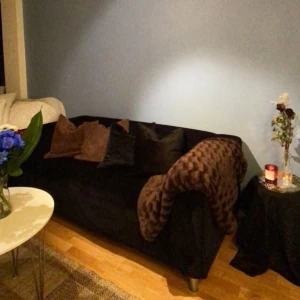 Soffa sammet svart  - Svart sammets soffa 2 sits. Köpt av privat möbelfirma som möblerar visnings lägenheter (så detta har varit ett visnings x när folk kollat på en lägenhet) Jag har haft den ca 3 månader och har inga djur eller barn. Köpt för 3500kr. Som ny & byt bar klädsel