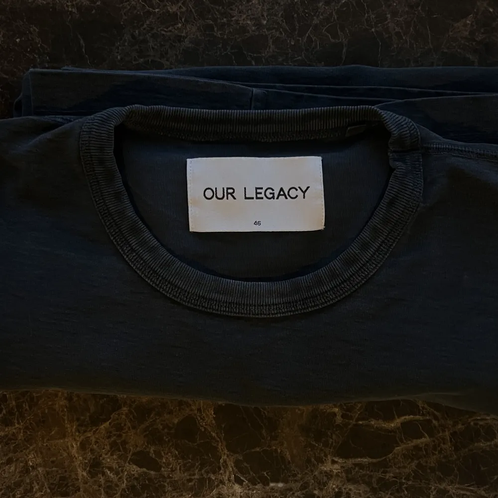 Our legacy t-shirt i storlek 46. Tvättad svart färg. . T-shirts.