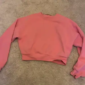 Fin nästan oanvänd sweatshirt 💗skriv vid funderingar 🤍