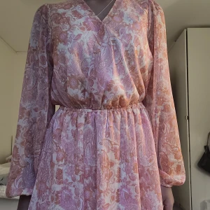 Klänning  - Supergullig klänning med fint blommönster! Aldrig andvänd. 