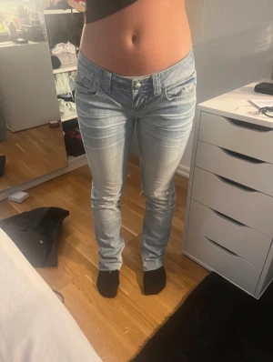 Lågmidjade jeans - Säljer även dessa för att de inte passar längre (som man ser på bilden) de är utsvängda där nere och kommer inte sitta så tight ifall de är rätt storlek. Storlek S men jag skulle säga att de är lite små i storleken.