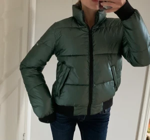 Champion puffer jacket - Grön champion puffer jacket i nyskick!✨💚
