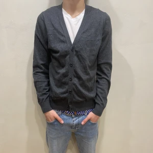 Kofta U&Me - Hej! Säljer nu min tröja från märket U&Me storlek M i fint skick. Modellen på bilden är 180cm lång och väger 80kg. Tveka inte på att höra av dig om du har några frågor eller funderingar kring varan!