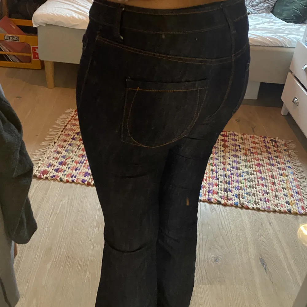 svinsnygga mörkblåa lågmidjade jeans köpta från vinted som jag säljer eftersom dom är för små🩵 midja 76 cm innerbenslängd 77 cm . Jeans & Byxor.