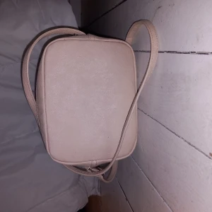 Axelremsväska gammelrosa  - Fint skick. Enkel design