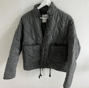 Zara jacka - Jacka från zara väldigt eftertraktad, har inga defekter och är i nyskick i storlek (xs) men passar både s/m❣️💗💋