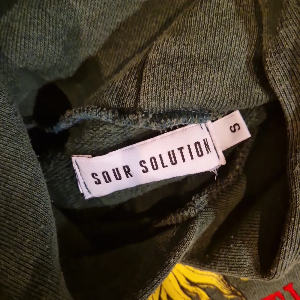 Sour solution hoodie, 9.6/10 skick använd max 5 gånger sålde den för den är för liten. Hoodies.