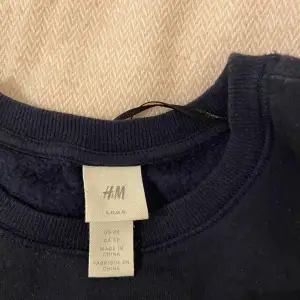 En fin blå hoodie från h&m! 🫶🏼Säljer pga att den inte kommer till användning.   Tvättas innan säljning, och pris kan diskuteras ❤️