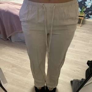 Mid/low waist linnebyxor - Linnebyxor ifrån Gina, köpta i sommras använd typ 2 gånger då dom är lite korta för mig (är 166cm), har bara legat i en låda därför skrynkliga men det går lätt att fixa med stryckgärn, bara att skriva ifall ni har någon fråga☺️ 