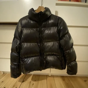 Uniqlo jacka - Säljer min svarta dunjacka från uniqlo då den inte har kommit till användning🫶