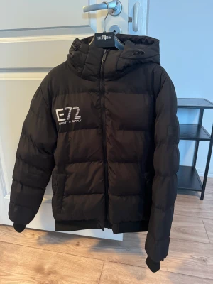 Etirel dunjacka - Etirel dunjacka, inga hålneller skavanker.  Storlek M  250kr Hämtas i Örnsköldsvik eller skickas på köparens bekostnad.