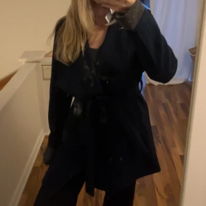 Marinblå kappa/trenchcoat - Superfin kort kappa, oanvänd med prislapp kvar!