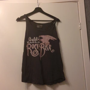 Rock linne - Coolt rockigt linne med texten "Bald EAGLE RockBar"