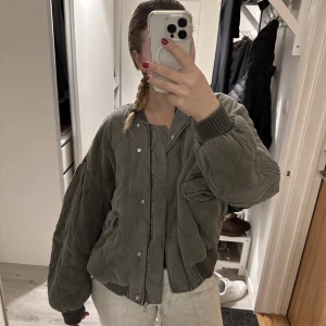 Zara jacka  - Fin vadderad bomberjacka ifrån Zara. Den är i storlek XS och är i ett mycket fint sick. Säljer då jag upplevde att den inte satt fint på mig! Fraktar endast och kan tänka mig att byta mot något annat!❤️ fråga gärna om det finns något ni undrar över