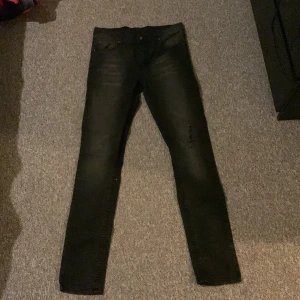 Jeans - Säljer dessa jeans från cheap monday då dom inte används, väldigt fint skick, säljer för 100 men pris kan diskuteras🫶🏻🤍 skriv för mer info 