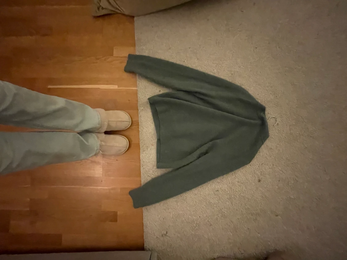 En grön turkos cardigan från arket köpt 2022 - 90