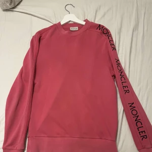 Moncler tröja - moncler tröja i jätte fint skick. Kvitto kan jag säkert fixa fram, nypris är runt 4k