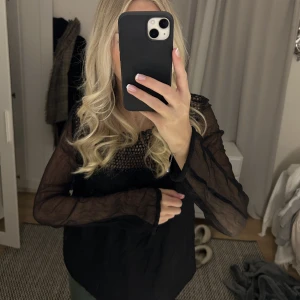 Festtopp - Säljer min as snygga topp från patrizia pepe, köpt för 188€ (2000kr) och är mycket sparsamt använd!🩷 de står att den är i storlek 44 men det är Italiensk så det översätts till S ☺️skriv för fler bilder eller vid frågor, vid snabb affär kan pris diskuteras