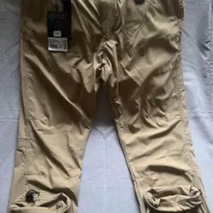 Wrangler - ATG byxor hög kvalitet 4% elastisk, vattentät tigerbrun. Unisex. Ny,  STL: 36/32  👉 Ordinarie pris: 700  kr. 👉 Snabbaffär: 230 kr.