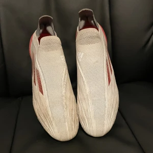 Adidas Speedflow x WhiteSpark AG - Säljer Adidas Speedflow AG. Använda ett fåtal gånger. Skorna har konstgräs-dobbar, men man kan lätt byta till gräsdobbar.