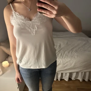 Vitt spets linne - Sååå fint vitt spets linne! Använd 2-3 gånger.