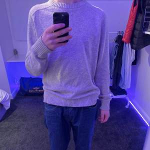 Säljer min stickade sweatshirt storlek S ljusgrå 