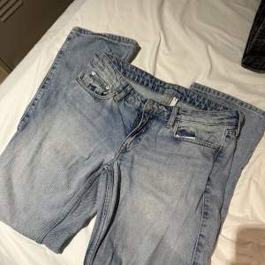 Jeans från weekday i modellen arrow, med ett litet hål eller uppslitning på bakfickan
