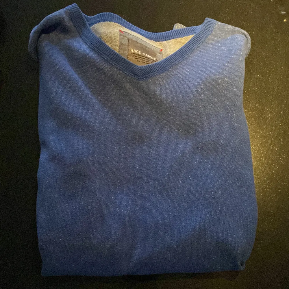 Säljer en blå tröja från Race Marine som är i storleken XXL. Den är i mycket fint skick.. Tröjor & Koftor.