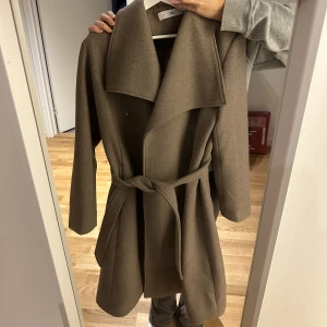 Vinterkappa - Superfin kappa använd förra vintern från Ellos. Går ner en bit efter knät på mig. Brun/beige färg🤎 gott skick! Pris kan diskuteras vid snabb affär