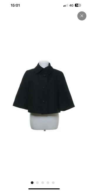 Trekvartsärmad  - säljer denna trekvartsärmade jacka/kofta! perfekt till skola/utgång vad som!😍 stl 42 men skulle säga S/M!! aldrig använd av mig men köpt på sellpy! 