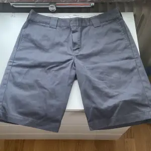 Gråa Dickies shorts