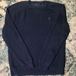 Ralph Lauren tröja  - Säljer min fina stickade Ralph lauren tröja storlek M. Noll defekter o mått kan skickas privat😊solklart äkta.  Den är mörkblå/svart. 