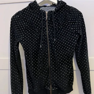 Kofta - Prickig kofta i mycket bra skick! Passar stl xxs-m. 🤍