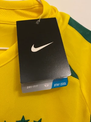 R9 fotbollströja - Säljer en R9 fotbollströja. Helt ny, storlek M men passar även L. Ordinarie pris 900kr. Säljer min för 499kr