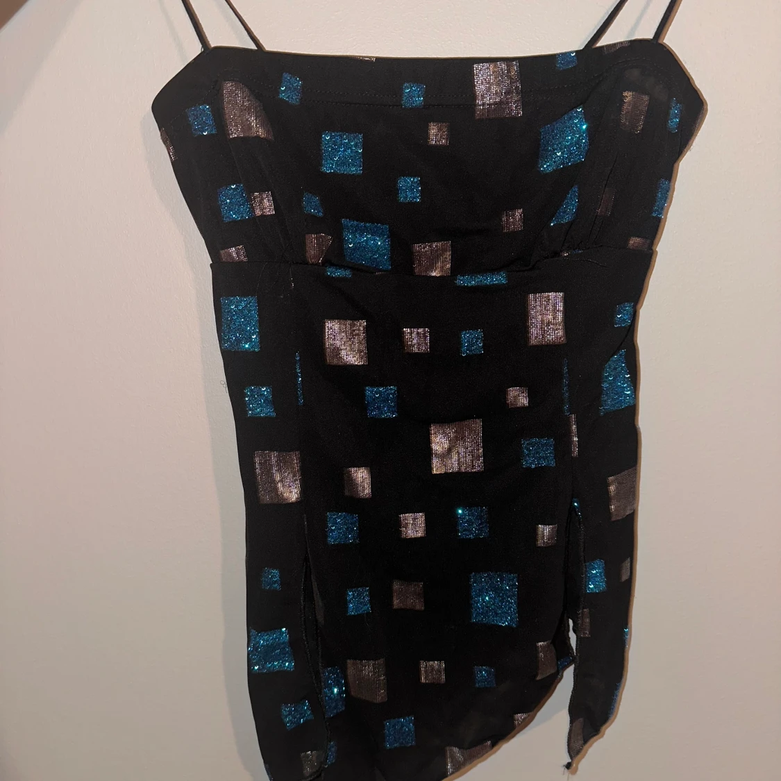 Y2K glitter linne med tunna band och slitsar  - 90