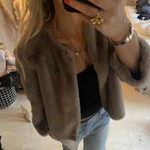 Pälsjacka  - SUPER snygg pälsjacka 