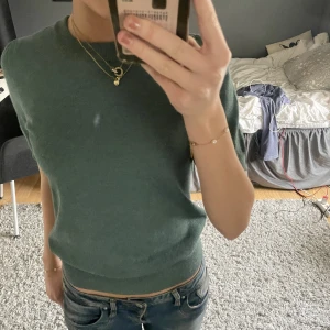 Stickad t-shirt - Helt oanvänd stickad t shirt i en jättefin grön färg💚