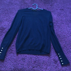 Långärmad tröja - Supersöt långärmad tröja i ull 🩷pärlor längst ner vid ärmarna, marinblå 🩷 figursydd, superskön 🩵fint skick, pris diskuterbart 🩵