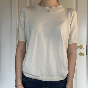 Beige 3/4 topp - Söt beige/ krämvit topp med trekvartsärmar Bra skick inga defekter 