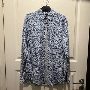 Skjorta - Använd fåtal gånger, fint skick. Säljes då den inte används längre. 